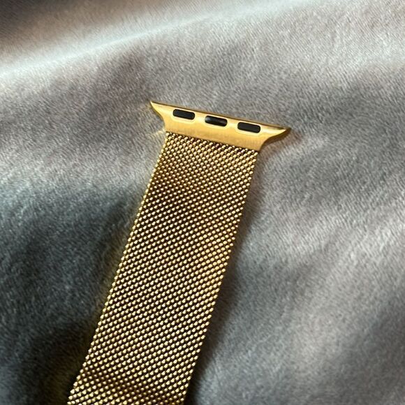Gold Metal Magnetic Apple Watchband - Picture 2 of 5